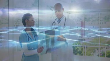 Kadın hemşire hastaneye giriyor ve teşhis için röntgen filminde danışmanlık yapıyor. Tıbbi, işbirliği, teknoloji, sağlık, teşhis, profesyonel, hastane