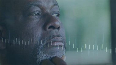 Kıdemli yatırımcı sağa bakıyor, analiz ediyor, finansal turuncu çizginin cam barlara doğru salınışını izliyor. Finans, veri analizi, teknoloji, profesyonel, analitik, konsantrasyon, yenilik