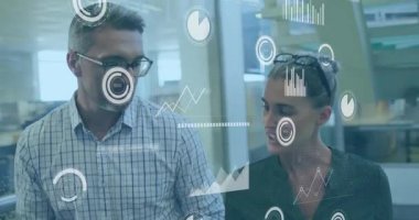 İş arkadaşları teknoloji merkezi çizelgesinde tableti tıklayarak merdivenlere yürüme verilerini analiz ediyor. İşbirliği, analitik, modernite, kurumsal, girişim, dijital, yenilik