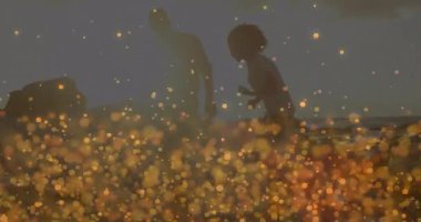 Işıldayan kıvılcımlar, kıyıda erkeği yakalayan kadını hayat tarzı pazarlaması için kucaklıyor. Romantizm, samimiyet, bağlantı, kıyı şeridi, yansıma, samimiyet, doğa