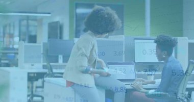 İş arkadaşı cep telefonuyla masamıza yaklaşıyor veri analizi başlatıyor dizüstü bilgisayar işaretleme trendlerini dinliyor. İşbirliği, takım çalışması, iş, dijital, modern, profesyonel, üretkenlik