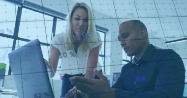 İş ortaklığı için ekranı işaret eden iş arkadaşı üzerinden akıllı telefon verilerini paylaşan orta yaşlı bir adam. İşbirliği, takım çalışması, iş, modern, ofis, iletişim, teknoloji