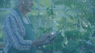 Sera yöneticisi tableti tıklatıyor, bitki izleme için teknoloji verileri örtüyor. Botanik, bahçıvanlık, yenilik, teknoloji, koruma, sürdürülebilirlik, araştırma