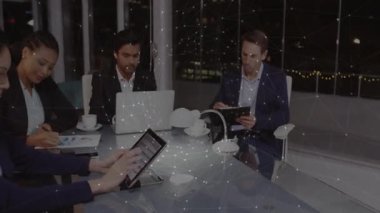 Çinli iş kadını, iş arkadaşlarıyla iş görüşmesinde tablet çizelgesini inceliyor. Şirket, takım çalışması, yenilik, profesyonellik, modern, işbirliği, üretkenlik