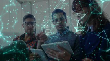 İş arkadaşları, Asya 'nın teknoloji haritasını incelemek için lobideki tabletlere dokunmaya ve işaret etmeye tepki veriyorlar. İşbirliği, yenilik, dijital, bağlantı, takım çalışması, modern, beyin fırtınası