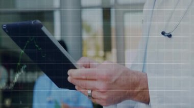 Klinikte tableti tıkırdatan erkek doktor hasta veri eğilimlerini incelemek için animasyon grafiklerine neden oluyor. Tıbbi, teknoloji, analitik, sağlık, profesyonel, fütürizm, dijital