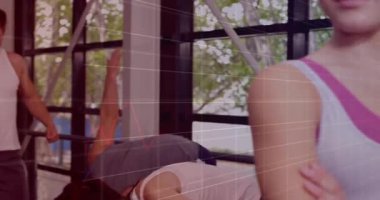 Barda ve kamerada toplanan grup, gülümseyen ve hareketli finansal grafiklere neden olan kadınlara bakıyor. Zindelik, sağlık, esneme, motivasyon, sağlık, canlılık, kararlılık