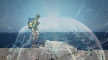 Dünya üzerinde yükselen yürüyüşçüler kutupları yerleştiriyor ve teknoloji verilerini görselleştirirken kayaların üzerinde adım atıyorlar. Macera, keşif, teknoloji, navigasyon, açık hava, yenilik, yürüyüş