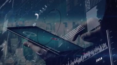 Parmak dokunuşu dairesel simge fırlatma tableti torpido gözünde, grafikler yükseliyor ve uygulama küpleri dönüyor. Teknoloji, yenilik, veri görselleştirme, iş dünyası, fütüristik, dijital, analitik