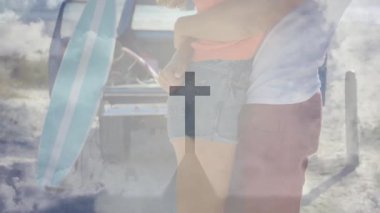 Plaj kamyonunda kucaklaşan bir çift seyahat reklamı, sürüklenen bulutlar, çapraz siluet için kaldırma başlatıyorlar. Romantizm, macera, açık hava, manzara, kaygısız, boş zaman, canlı