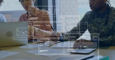 Analizci akıllı telefonları araklıyor takım olarak haritaları inceleyip finans istatistiklerini senkronize ediyorlar. İşbirliği, takım çalışması, veri görselleştirme, iş, teknoloji, profesyonel, modern