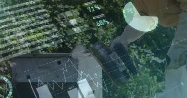 Kıdemli teknisyen endüstriyel üniteye yaklaşıyor ve gösterge olarak kapakçığı ayarlıyor. Açık hava, hassasiyet, endüstriyel, bakım, veri görselleştirme, teknoloji, doğruluk