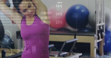 Spor meraklısı boynunu veri kaplamalarıyla uzatıyor, ilaç topunu kaldırıyor, at kuyruğunu bağlıyor. Sağlık, güç, esneklik, sağlık, egzersiz, kalp atış hızı, motivasyon