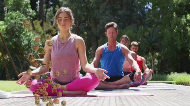 Yoga pratisyeni meditasyonu başlatıyor. Sağlık odağı olmak için gövdenin etrafında dönen emojileri çağırıyor. Meditasyon, farkındalık, refah, dinginlik, doğa, sükunet, ahenk