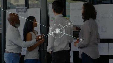 Çizimlere doğru hareket eden adam tasarım veri akışını temsil eden takımlar arasında yayılan düğümlere neden oluyor. İşbirliği, yenilik, takım çalışması, ağ, beyin fırtınası, kentsel, profesyonel