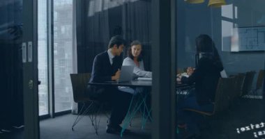 İş adamları, strateji için dizüstü bilgisayar verilerini ve beyaz tahta şemalarını inceleyerek kodlara tepki veriyorlar. İşbirliği, yenilik, takım çalışması, profesyonel, beyin fırtınası, kentsel, modern