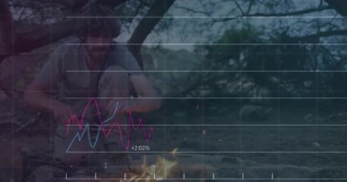 Adam alacakaranlıkta geliyor, çömelmiş ve ateşi yeniden alevlendiriyor. Teknolojik haritalar yükseliyor, soluyor, turuncu soyuluyor. Macera, vahşi doğa, açık hava, alacakaranlık, mekanik, yenilik, deney