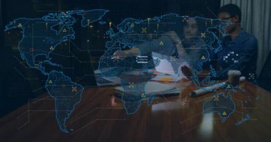 Kadın ve erkek dizüstü bilgisayarları dinliyor, iş toplantılarındaki raporlara bakıyor, dünya haritasını örtüyor. İşbirliği, veri analizi, teknoloji, takım çalışması, kentsel, kurumsal, dijital