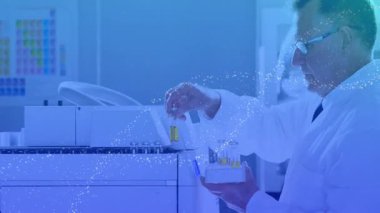 Kıdemli bilim adamı, analiz için laboratuvar analizine yerleştirilen tüpleri dalga biçimi darbeleri olarak kaldırıyor. Araştırma, yenilik, kesinlik, teknoloji, tanı, bilim, yöntem