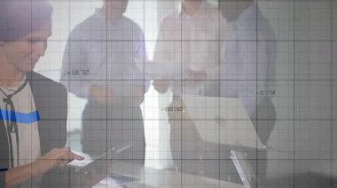 Kadın tıklama tableti finans hattı grafiklerinin yükselmesine ve iş toplantısı verilerinin güncellenmesine neden oluyor. Teknoloji, işbirliği, analitik, veri, sunum, kurumsal, profesyonel