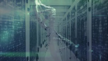 Süzülen kod akışları, sol tarafta ortaya çıkan dijital kol oluşturarak sunucu raflarını geri çekiyor. Siber güvenlik, fütürizm, teknoloji, ağ, yenilik, dijital, veri