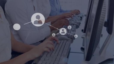 Kullanıcı simgelerini başlatan bilgisayarlarda yazan ofis çalışanları işbirliği ağına yayılıyor. İşbirliği, takım çalışması, dijital, bağlantı, çalışma alanı, modern, iletişim