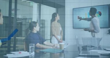 Tableti sunan ve etkinleştiren renk çizgisi grafiği iş büyümesini gösteriyor. Kurumsal, analitik, işbirliği, modern, profesyonellik, veri, takım çalışması