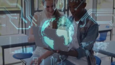 Öğrenci ikilisi dizüstü bilgisayarı yerleştiriyor ve gülümsüyor, sınıfa grafiklerle dönen hologramı çağırıyor. İşbirliği, teknoloji, yenilik, eğitim, fütüristik, takım çalışması, dijital