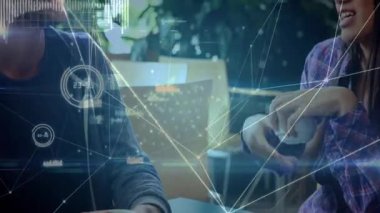 Kahvesini yudumlayan ve internetteki grafikleri ateşleyen bir kadın. Arkadaşları teknoloji kafe bölgesinde kahkahalarını paylaşıyor. Kafe, arkadaşlık, rahatlama, gündelik, yeşillik, teknoloji, iletişim