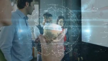 Kahve fincanı görüş alanına giriyor ve iş arkadaşlarıyla birlikte mali tabloları analiz ederek holografik küreyi etkinleştiriyor. Futuristik, işbirliği, teknoloji, yenilik, veri, sunum, profesyonel