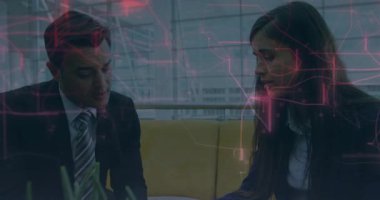 Dosyalarda el kol hareketi yapan ve iş analizi için iş arkadaşı incelemesi başlatan bir adam. İşbirliği, tartışma, takım çalışması, modern, profesyonel, kentsel, şematik