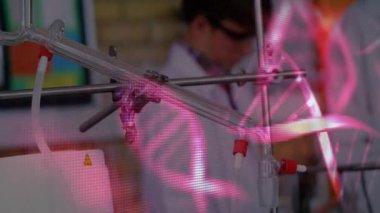 DNA-sarmal grafiği, bilim laboratuarı sırasında kıskacı ve kardeş yerleştirme test tüplerini ayarlıyor. Bilim adamı, eğitim, yenilik, araştırma, deney, takım çalışması, keşif