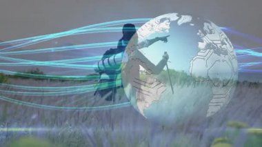 Yürüyüşçü, teknolojik sezgileri vurgulamak için veri akışı ile tetiklenen dönen dünyayı gösteriyor. Macera, keşif, teknoloji, yenilik, açık hava, manzara, dijital