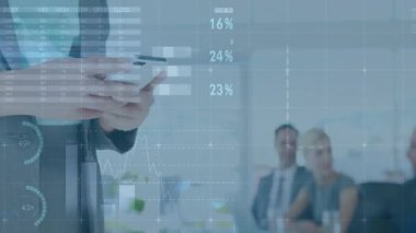 Toplantı odasında tablet tıkırdatma sunucusu, iş verileri örtüşüyor ve çizelgeleri canlandırıyor. Teknoloji, veri görselleştirme, analitik, işbirliği, yenilik, modern, profesyonel