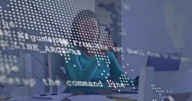 Kodlayıcı, dizüstü bilgisayarı kod olarak inceleyen ve göz yorgunluğunu azaltmak için göz masajı yaparken ortaya çıkan bir dünya haritası. Teknoloji, konsantrasyon, odaklanma, modern, profesyonellik, dijital, çalışma alanı