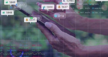 Kadın elleri tableti tıkırdatıyor, canlandırılmış sosyal medya simgelerini canlandırıyor ve grafik tepelerini değiştiriyor. Teknoloji, dijital, analitik, veri, yenilik, akıllı telefon, kullanıcı arayüzü