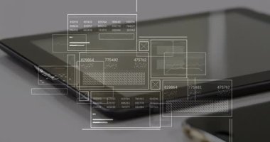 Başlangıç tabletinde artı telefon gösterimi yarı saydam paneller verileri güncelleyerek gösterge paneline aktarıyor. Teknoloji, veri görselleştirme, kullanıcı arayüzü, dijital analitik, yenilik, fütüristik, bilgi tasarımı