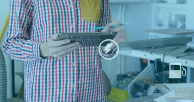 Stylus 'la birlikte teknisyen kadın tıkırtı tableti. Teknik atölye tarama servis simgelerinde bisiklet sürüyor. Teknoloji, yenilik, işçilik, dijital, endüstriyel, çalışma alanı, konsantrasyon