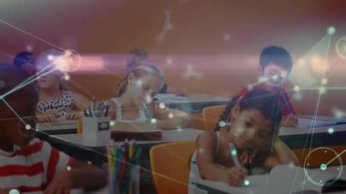 Eğitimdeki masaları birbirine bağlayan ağ grafikleriyle yazı yazan sınıf öğrencilerinin kamera görüntüsü. Öğrenme, işbirliği, bağlantı, yenilik, eğitim, gençlik, odaklanma