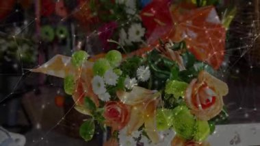 Yapraklara dokunan, hareketli etiketleri aktifleştiren, çiçekçide buket detaylarını okuyan bir kadın. Çiçek, ticaret, dijital, perakende, zarif, profesyonel, modern