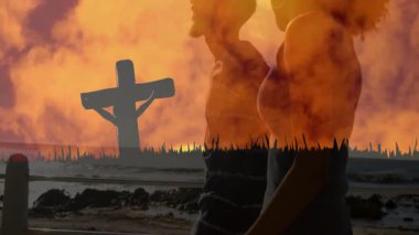 Turuncu alevler yoğunlaşır ve çiftin sağlık meditasyonu için sahilde diz çökmesine neden olur. Maneviyat, meditasyon, bağlılık, yansıma, dinginlik, siluet, sıcak tonlar.