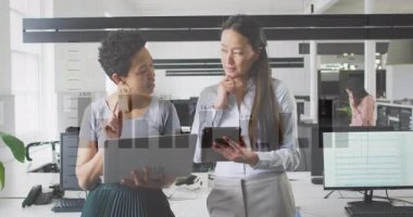 Kıvırcık saçlı kadın dizüstü bilgisayarı açıyor, çizelgeyi gösteriyor, iş arkadaşı da tablet iş değerlendirmesini inceliyor. İşbirliği, takım çalışması, profesyonel, veri analizi, kurumsal, iletişim, modern