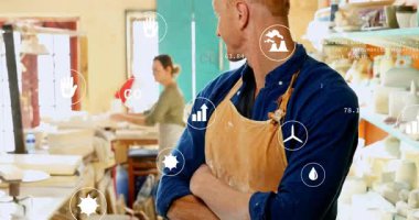 Ekolojik simgelerde kaybolan atölye çalışması erkek çömlekçi kollarını açarken verileri güncelliyor. El sanatları, sürdürülebilirlik, yenilik, zanaat, çevre bilinci, çevre dostu, çalışma alanı