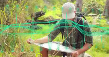 Ormanda yol haritası çizen bir adam animasyon rehber çizgisi öğretim rotasını gösteriyor. Macera, keşif, açık hava, kırsal, doğal, keşif, vahşi doğa