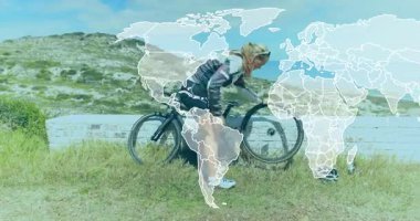 Dişi bisikletçi sahile geliyor ve iç lastiği kontrol ediyor. Sonra da spor tamiri için duruyor. Macera, açık hava, rahatlık, iyileşme, esneklik, manzara, spor