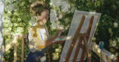 Güverteye çıkıp palet düzenleyen, renkleri karıştıran ve eğitim için tuvali boyayan bir kadın. Sanatsal, yaratıcı, açık hava, doğa, ifade, ilham, renkli