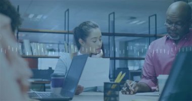 Kadın raporları incelerken, erkek de iş görüşmesinde dalgalanma yaratıyor. İşbirliği, analiz, iletişim, yenilik, takım çalışması, profesyonel, modern