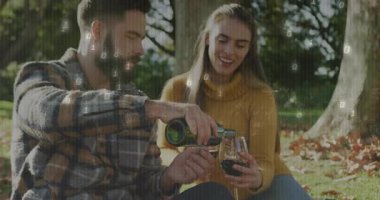 Sonbahar parkında şarap paketlerini açan, şişeyi açan, teknoloji ikili haneli rakamları fırlatan çift tost için sürükleniyor. Romantik, boş, sakin, kırsal, kutlama, arkadaşlık, doğal