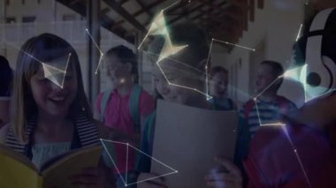 Çocuklar koridorda yürürken kitap okuyor, çokgenler sürükleniyor eğitim için dönen dünyayı oluşturuyorlar. Gençlik, eğitim, teknoloji, bağlantı, işbirliği, öğrenme, dijital