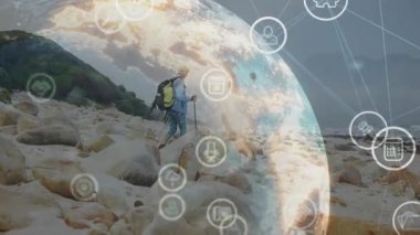 Ağ simgeleri teknoloji için dönen dünyayı oluştururken kayalık kıyılara yürüyen kadın yürüyüşçüler. Macera, keşif, bağlantı, yenilik, açık hava, dayanıklılık, teknoloji